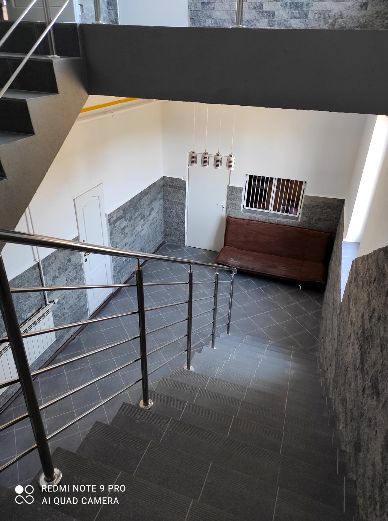 Zdjęcie po remoncie schodów w Domu Strażaka w Grabownicy Starzeńskiej