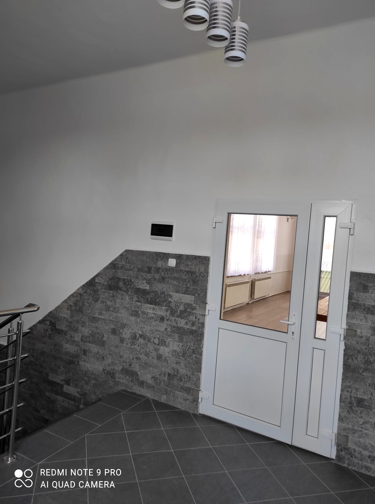 Zdjęcie po remoncie schodów w Domu Strażaka w Grabownicy Starzeńskiej, nowe drzwi