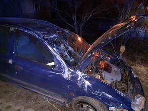 Zdjęcie wykonane nocą. Przedstawia uszkodzony samochód w wyniku zdarzenia drogowego